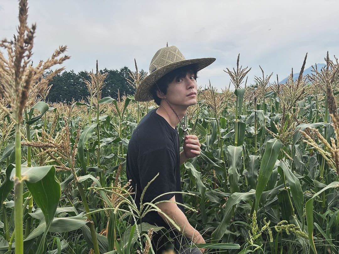 暈爆！坂口健太郎登李泳知節目大展撩妹技巧！「 2 階段溫柔攻勢」讓人招架不住！