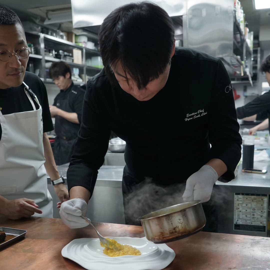 料理是帶給人們幸福的！《黑白大廚》明星廚師崔鉉碩竟也是「中華一番」粉絲？透露劇中最愛這道菜！