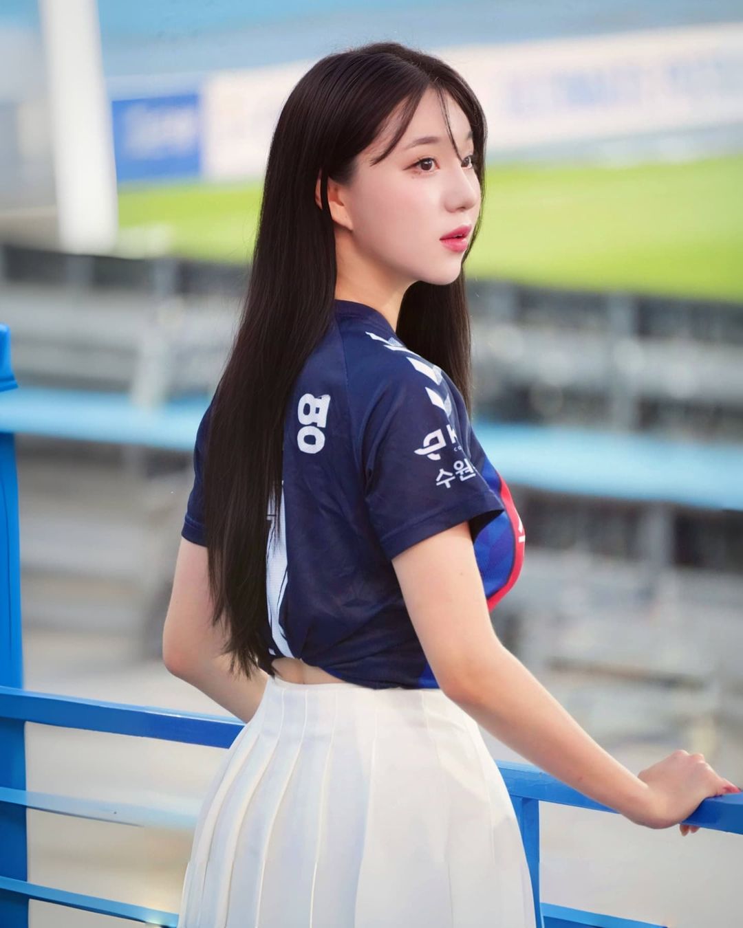 「南韓芭比」金賢姈榮登三棲啦啦隊女神！低胸新隊服藏不住 E 級凶器，傲人上圍呼之欲出！