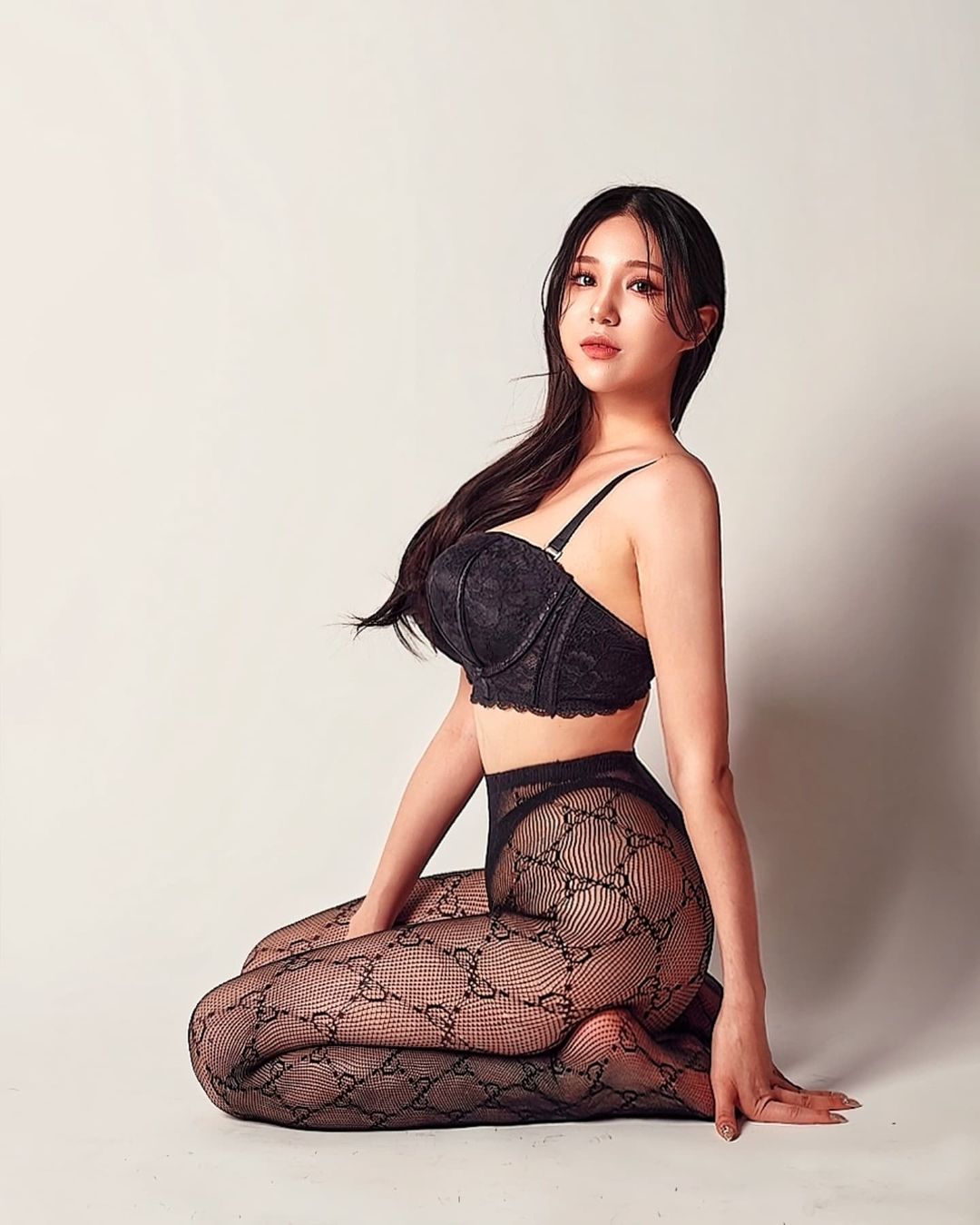 「南韓芭比」金賢姈榮登三棲啦啦隊女神！低胸新隊服藏不住 E 級凶器，傲人上圍呼之欲出！