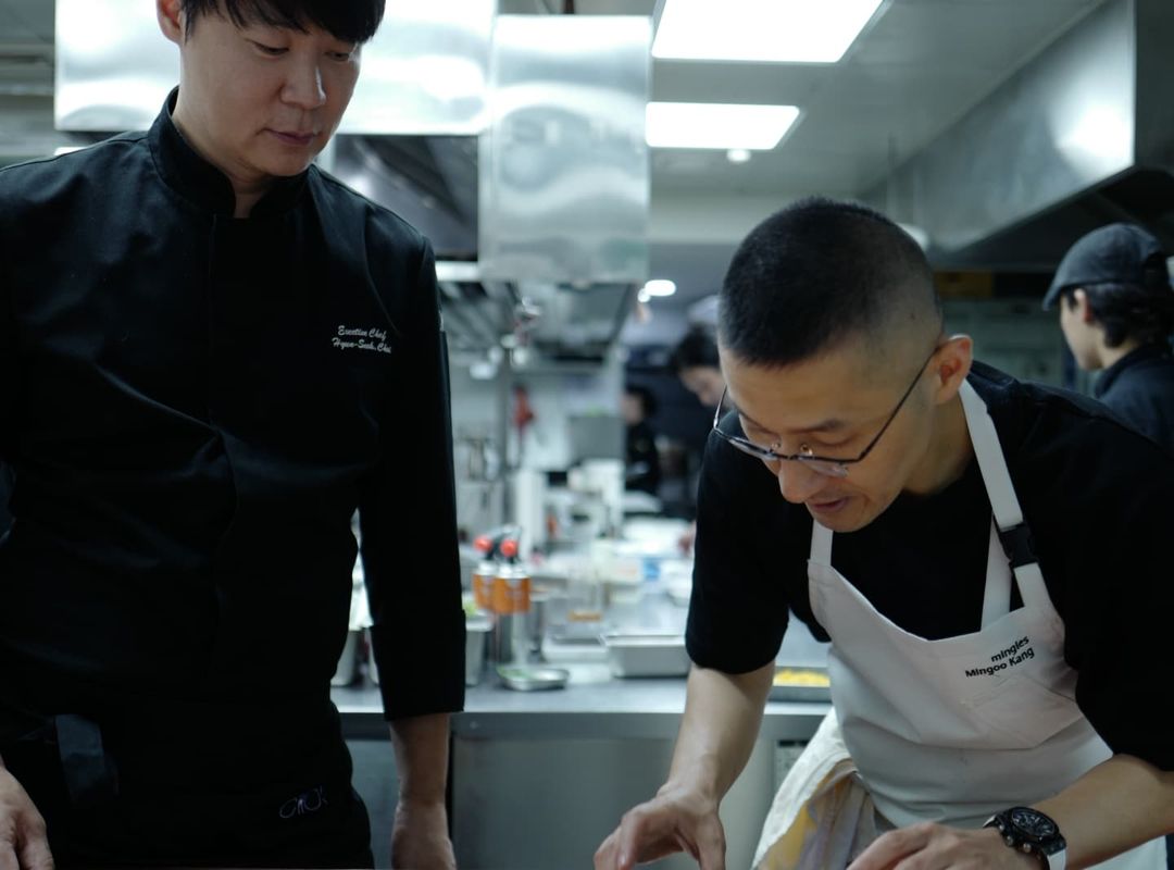 料理是帶給人們幸福的！《黑白大廚》明星廚師崔鉉碩竟也是「中華一番」粉絲？透露劇中最愛這道菜！
