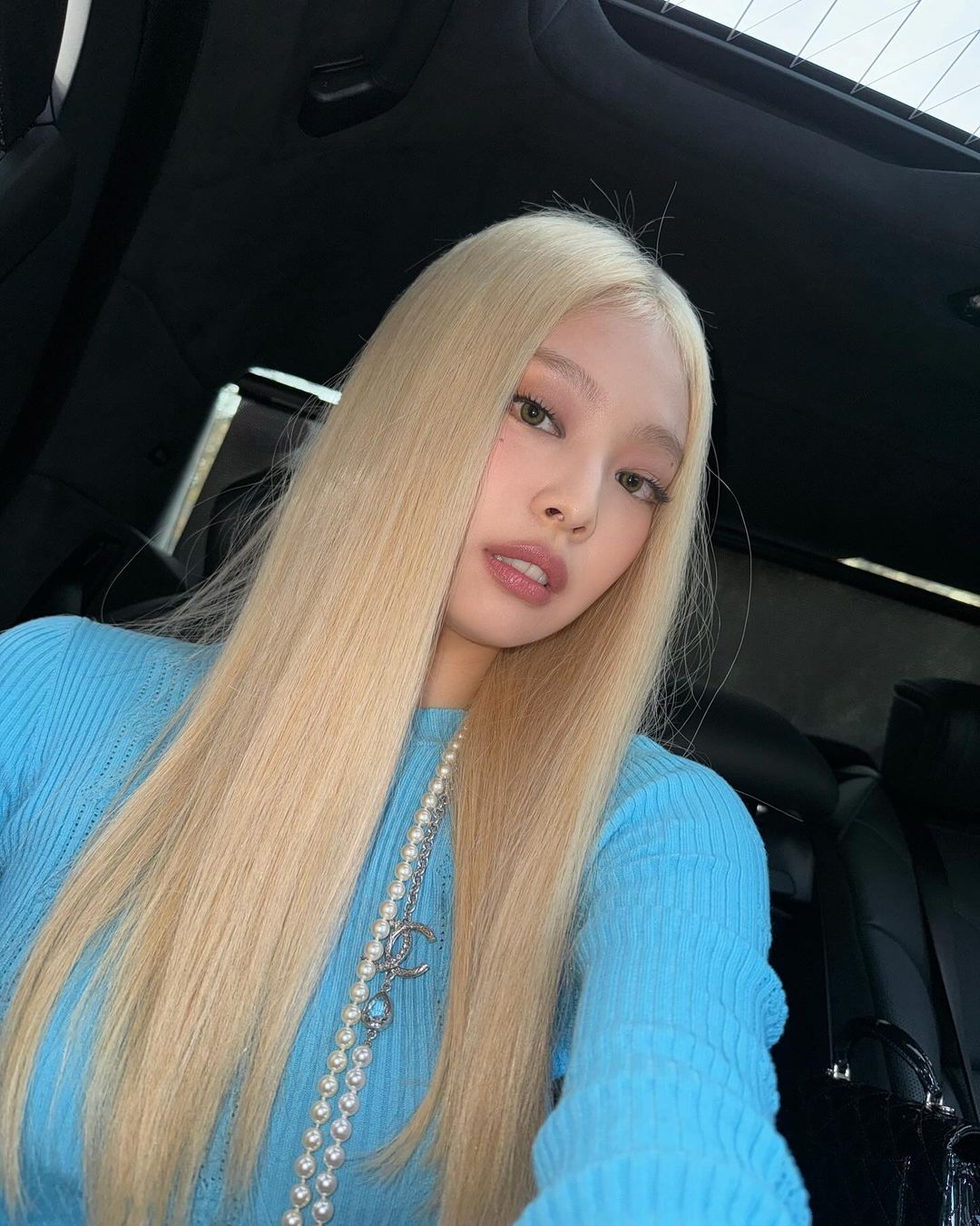 網上反應評價兩極！Jennie 金髮造型現身巴黎 Chanel 春夏大秀，粉絲：還是黑髮好看...