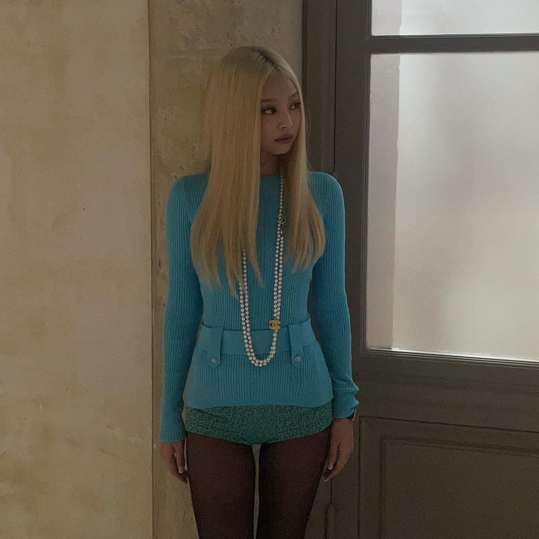 網上反應評價兩極！Jennie 金髮造型現身巴黎 Chanel 春夏大秀，粉絲：還是黑髮好看...