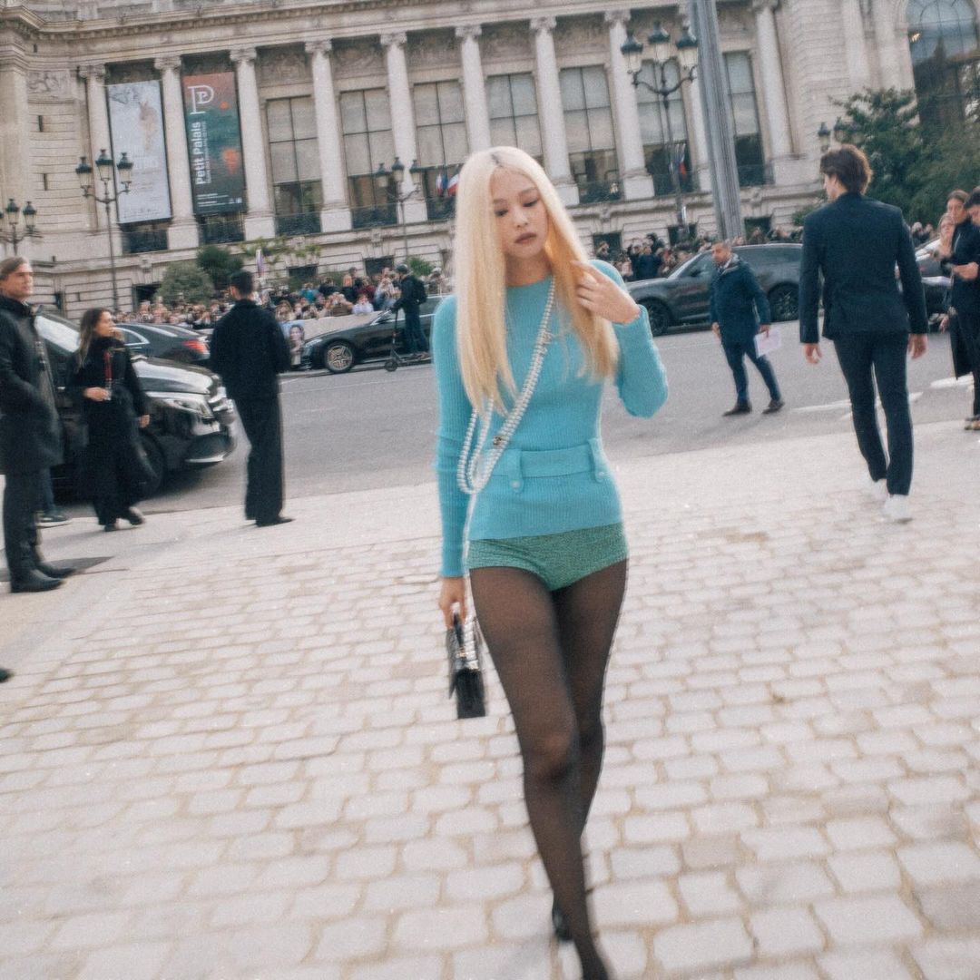 網上反應評價兩極！Jennie 金髮造型現身巴黎 Chanel 春夏大秀，粉絲：還是黑髮好看...