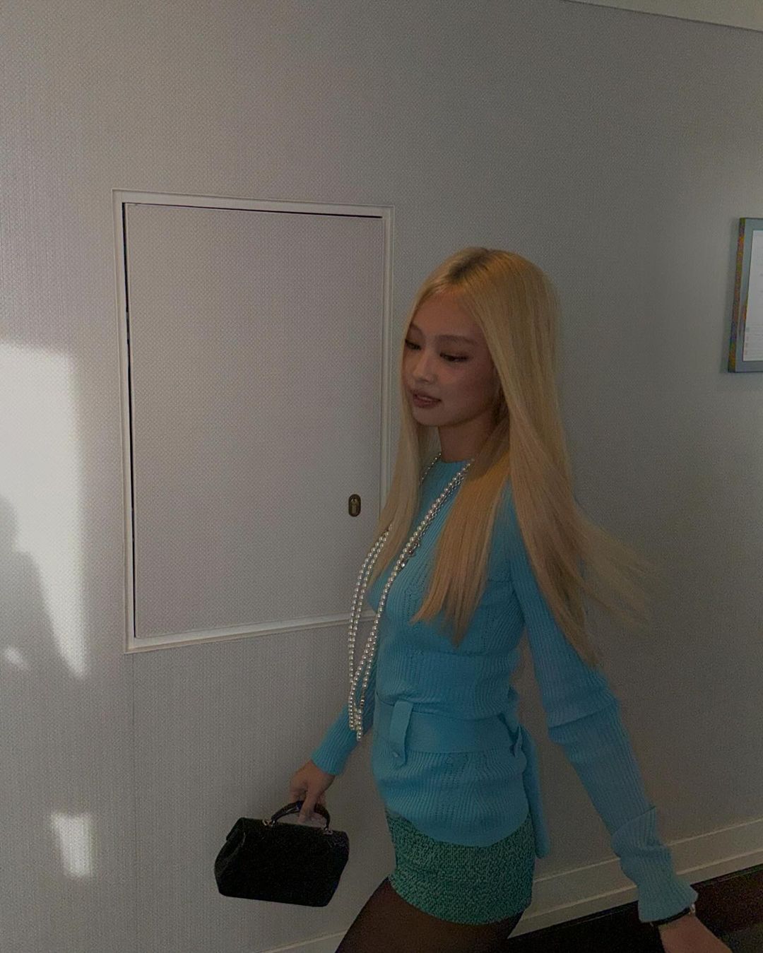 網上反應評價兩極！Jennie 金髮造型現身巴黎 Chanel 春夏大秀，粉絲：還是黑髮好看...