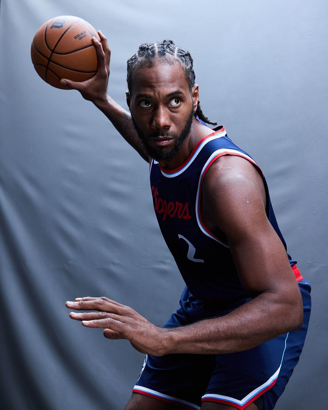 Kawhi Leonard 無限期缺陣！右膝蓋又有問題，球評毒舌：「他該考慮退休了！」