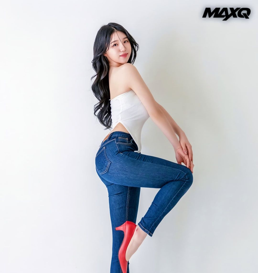 「南韓芭比」金賢姈榮登三棲啦啦隊女神！低胸新隊服藏不住 E 級凶器，傲人上圍呼之欲出！
