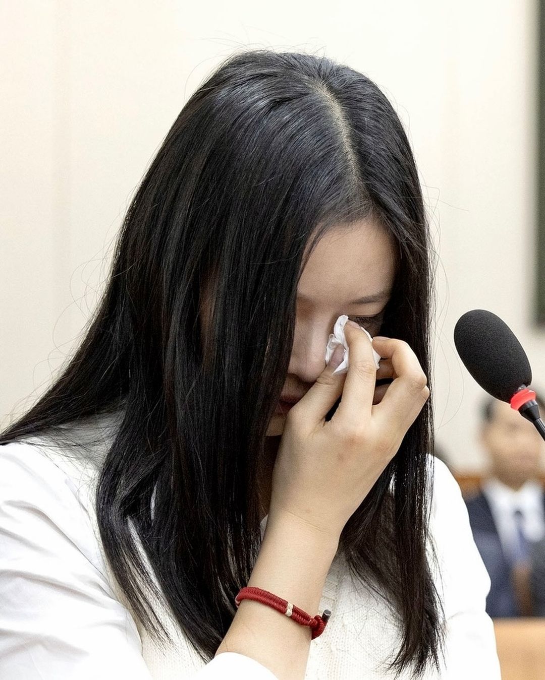 NewJeans Hanni 淚灑國會！爆料已不是第一次被忽視：「公司真的不喜歡我們！」