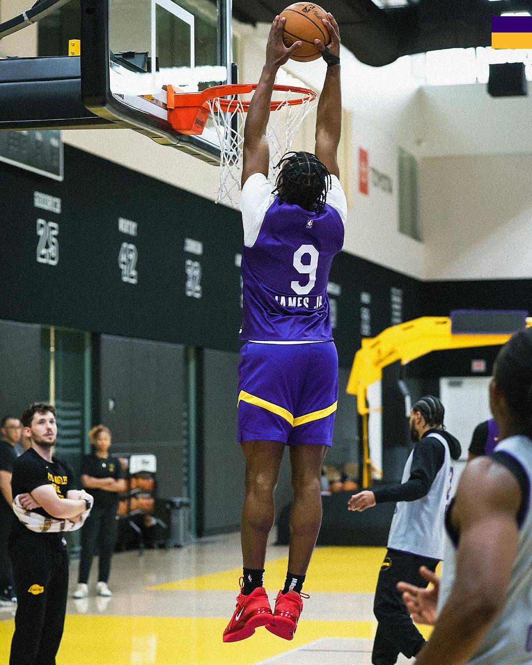 老爸偷放水？LeBron 與 Bronny 玩一對一對決，詹皇卻因違反規則進球不算！