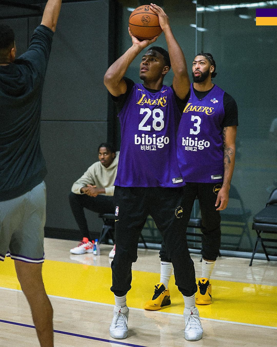 老爸偷放水？LeBron 與 Bronny 玩一對一對決，詹皇卻因違反規則進球不算！