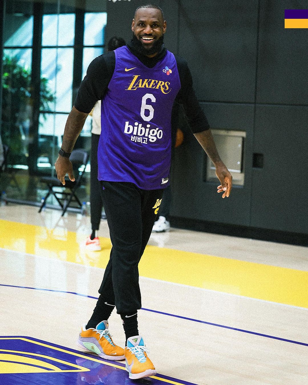 老爸偷放水？LeBron 與 Bronny 玩一對一對決，詹皇卻因違反規則進球不算！