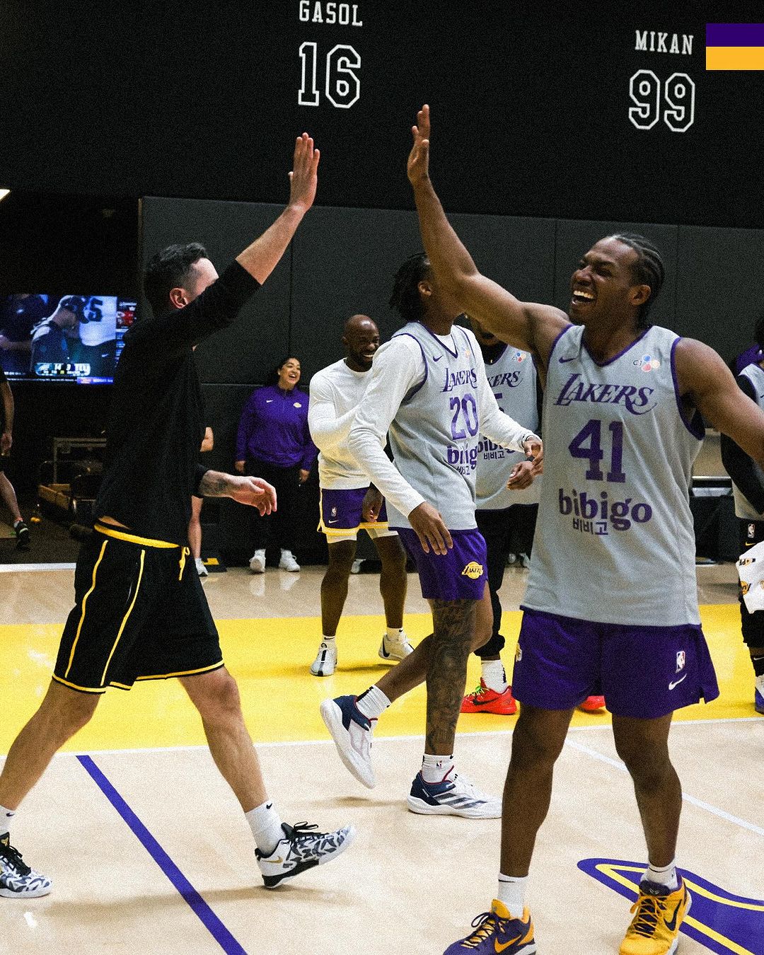 老爸偷放水？LeBron 與 Bronny 玩一對一對決，詹皇卻因違反規則進球不算！