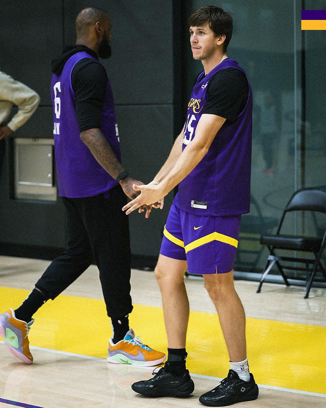 老爸偷放水？LeBron 與 Bronny 玩一對一對決，詹皇卻因違反規則進球不算！