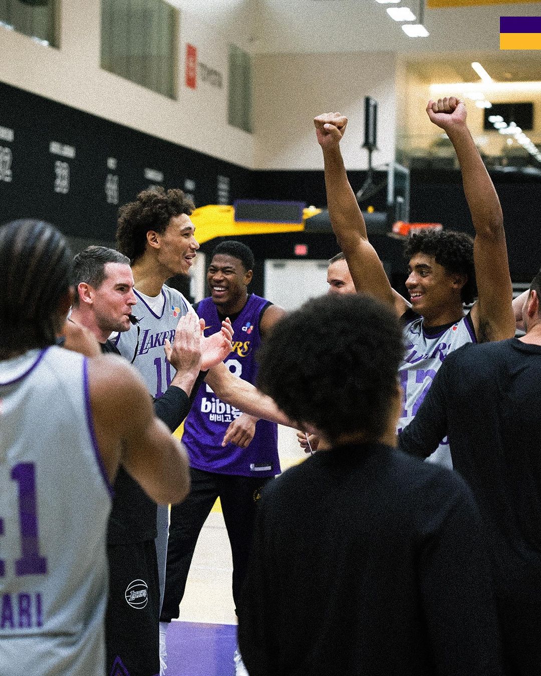 老爸偷放水？LeBron 與 Bronny 玩一對一對決，詹皇卻因違反規則進球不算！