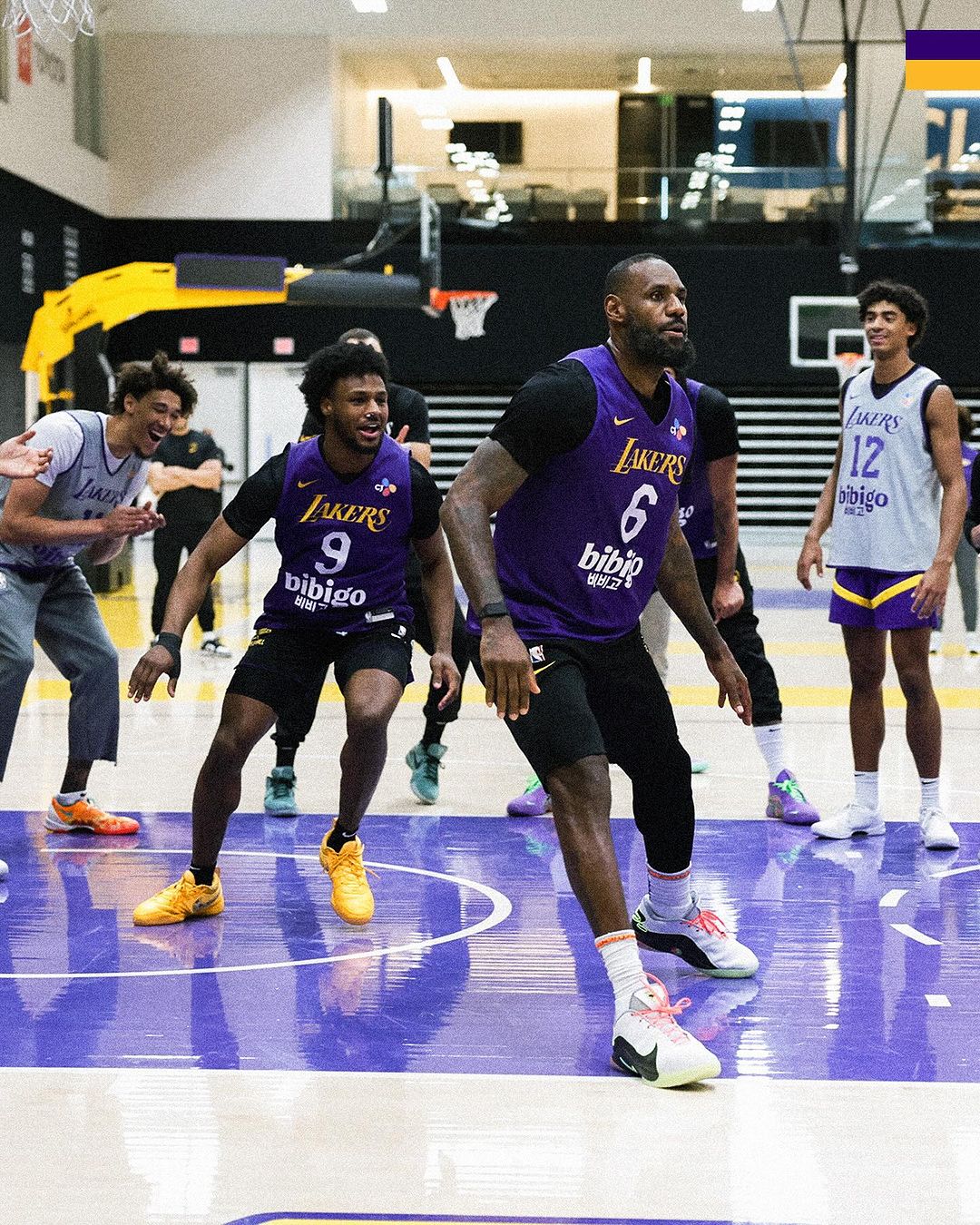 老爸偷放水？LeBron 與 Bronny 玩一對一對決，詹皇卻因違反規則進球不算！