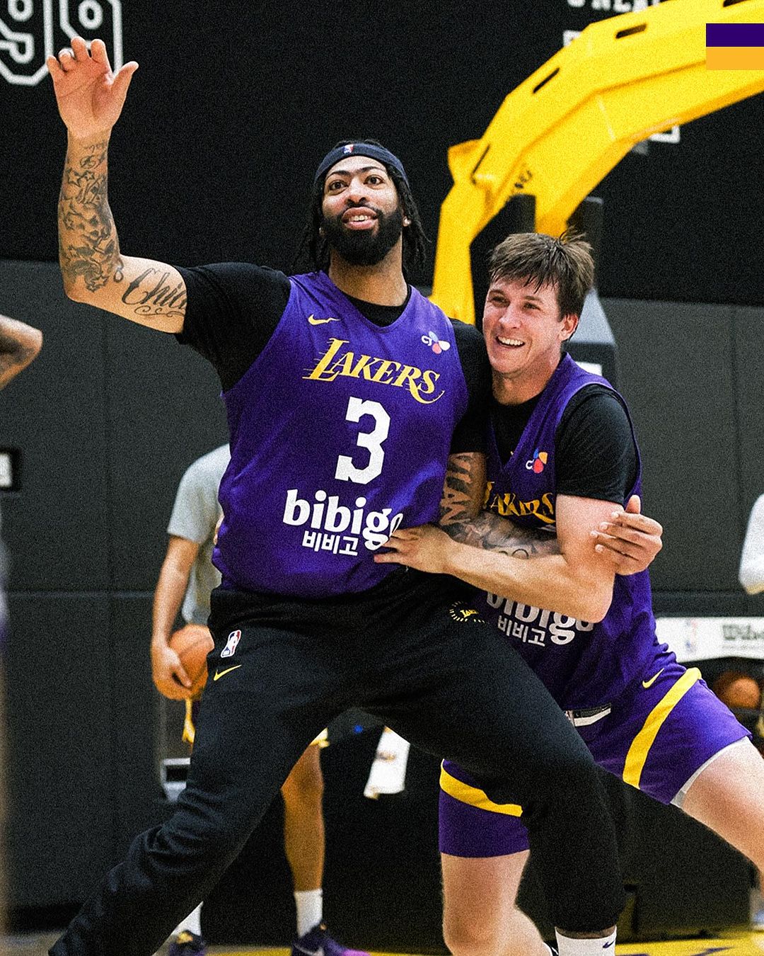 老爸偷放水？LeBron 與 Bronny 玩一對一對決，詹皇卻因違反規則進球不算！