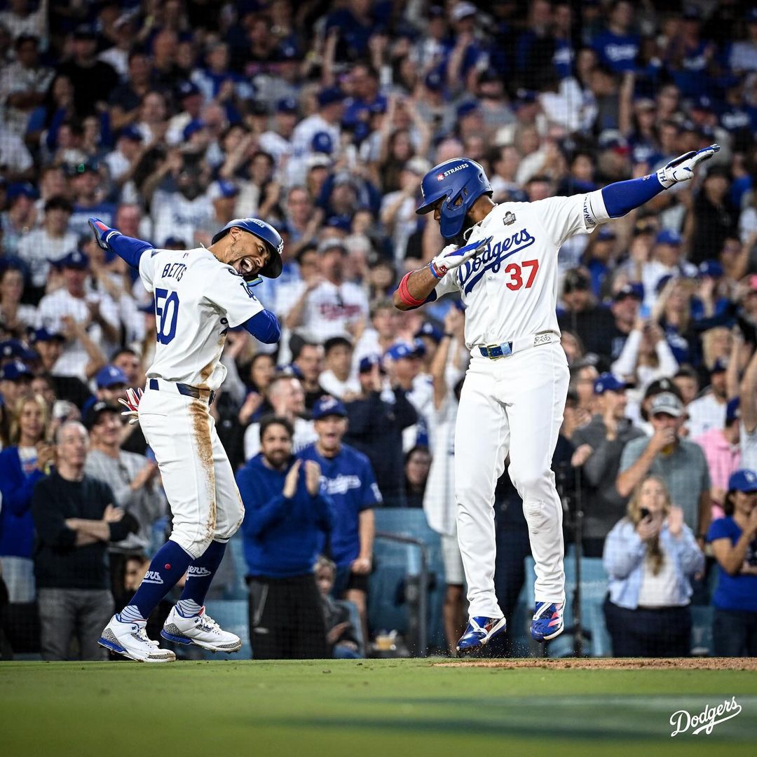 硬把手扳開超危險！洋基球迷搶 Betts 界外球還丟回場內，爭議行為引網眾怒！