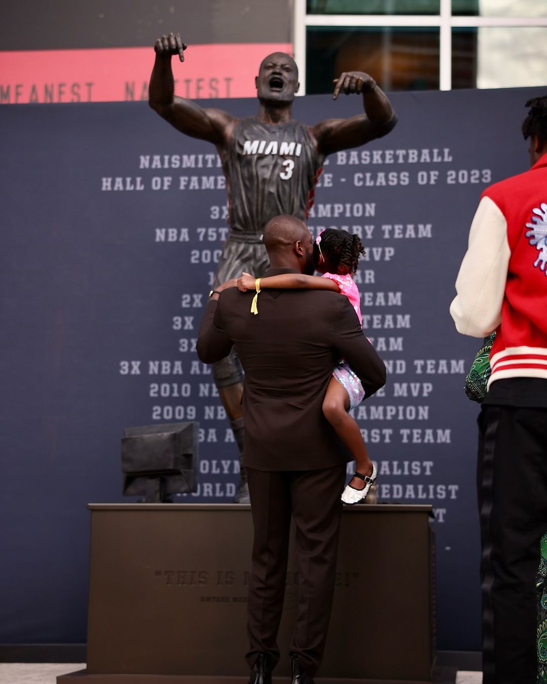 這相似度給幾分？熱火揭幕 Wade 雕像，卻被本人吐槽：這傢伙是誰？