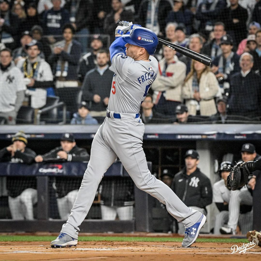 硬把手扳開超危險！洋基球迷搶 Betts 界外球還丟回場內，爭議行為引網眾怒！