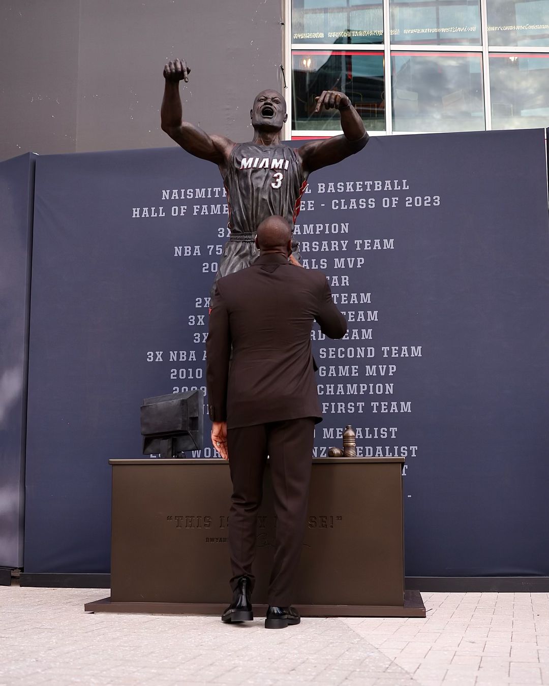 這相似度給幾分？熱火揭幕 Wade 雕像，卻被本人吐槽：這傢伙是誰？