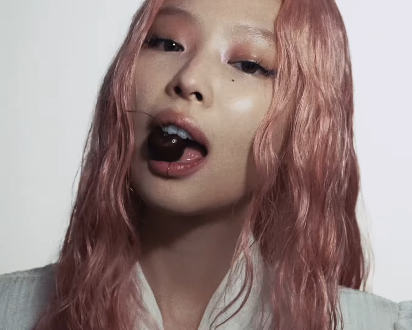 粉髮珍妮登場！Jennie 全新 SOLO 單曲〈Mantra〉確認 10 月 11 日發行！