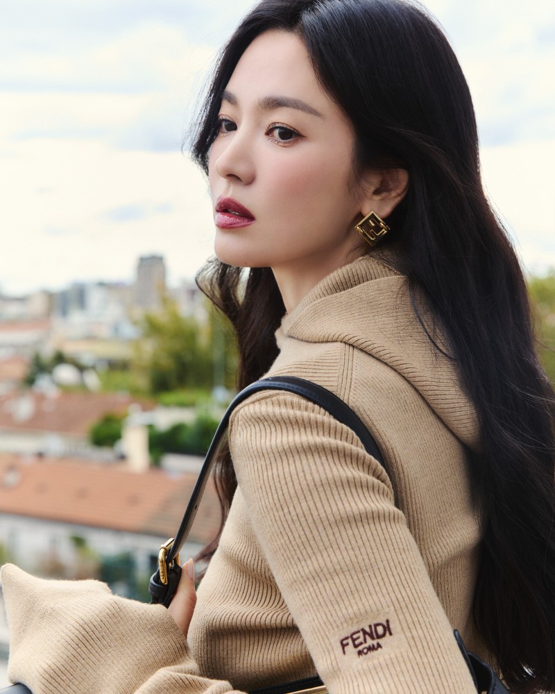 假露腿真秀包！宋慧喬搶先上身 FENDI Peekaboo Soft 包，看了超生火！