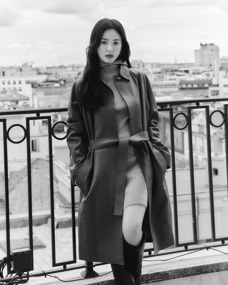 假露腿真秀包！宋慧喬搶先上身 FENDI Peekaboo Soft 包，看了超生火！