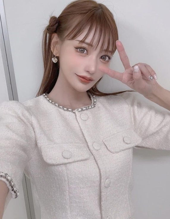 AV 女優大戰！遭白濱希指控「直播詐騙」，傳明日花綺羅早就不爽已久！