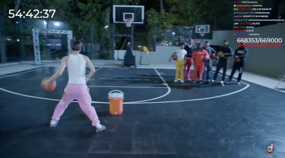 Ray 生我夢！Kyrie Irving 親身教 Ray 籃球技巧，還問 KI 還「地平說」！