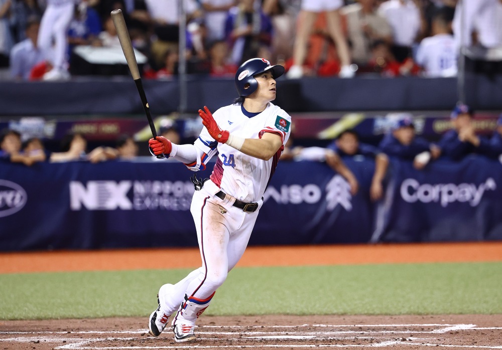 中華隊全員穿西裝帥到炸！吉力吉撈．鞏冠機場帥氣開唱，網讚：原地出道！