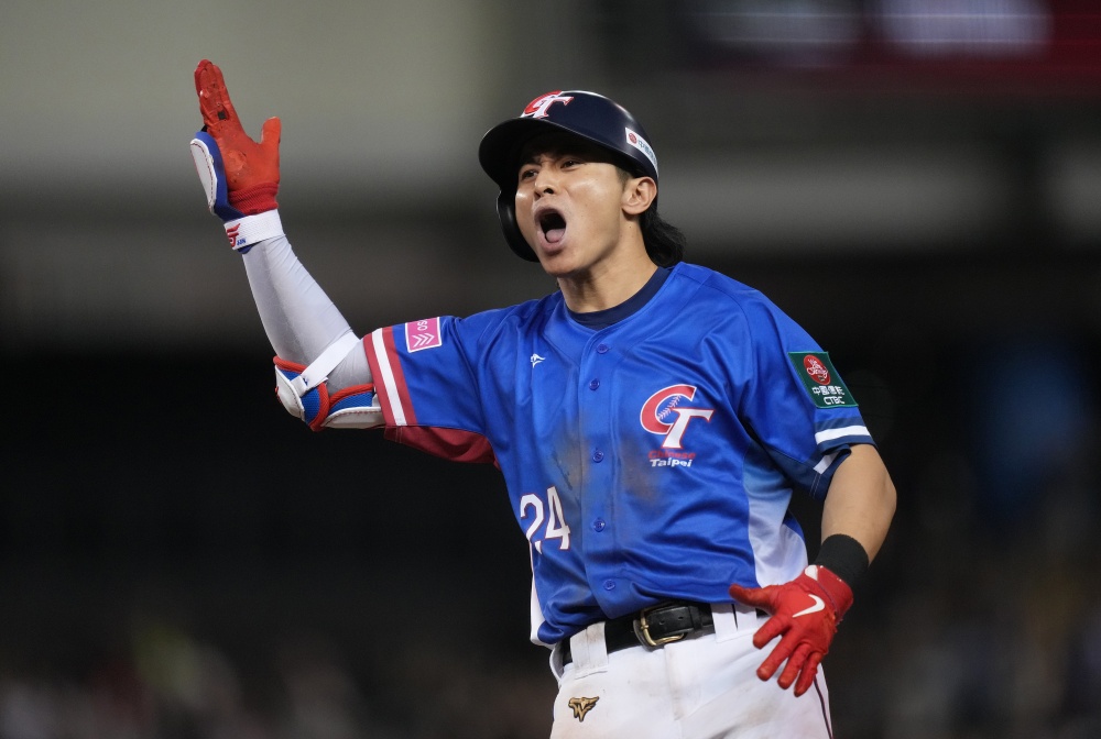 中華隊全員穿西裝帥到炸！吉力吉撈．鞏冠機場帥氣開唱，網讚：原地出道！