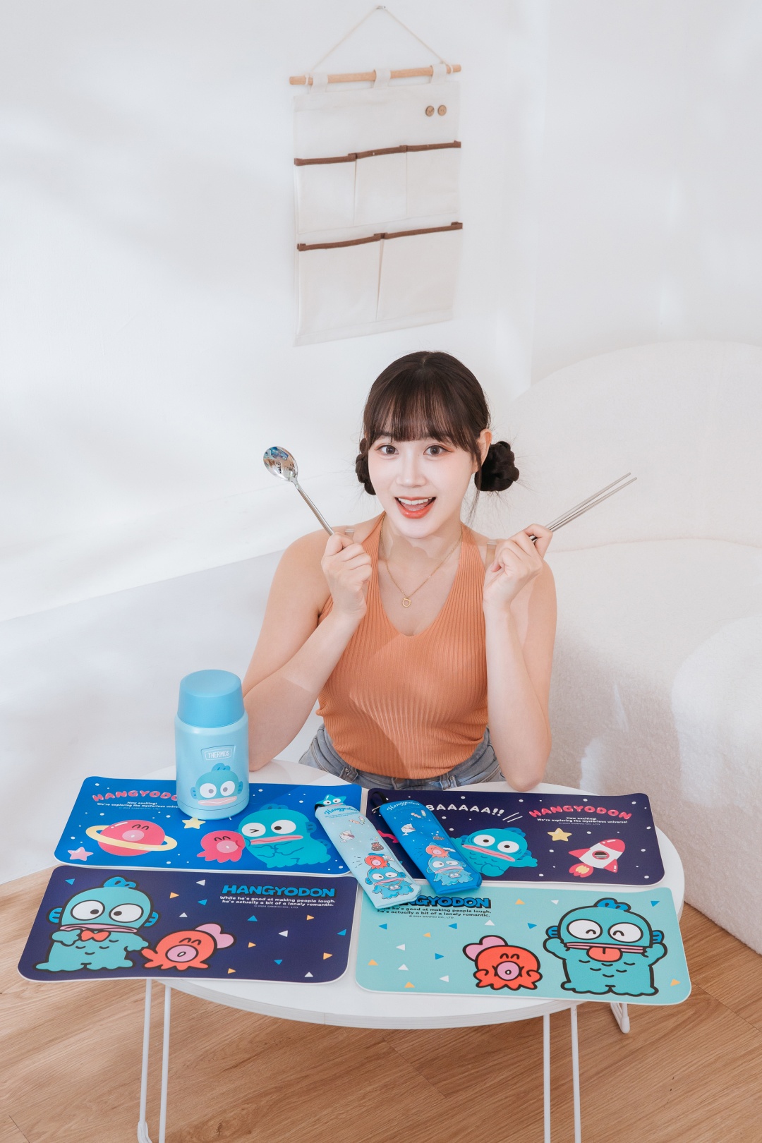 三麗鷗諧星「人魚漢頓」大量現身小 7！20+款主題周邊一站蒐集：16 吋人魚漢頓大玩偶、立體存錢筒必收