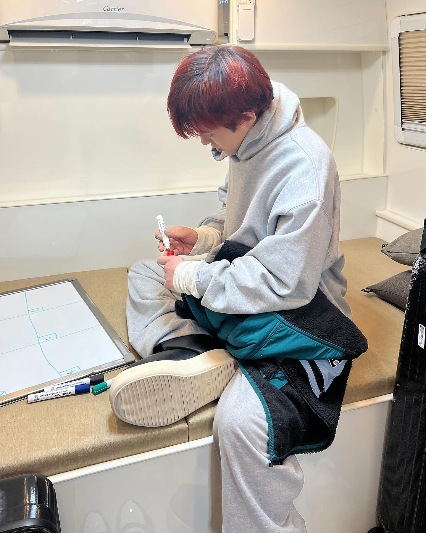 這也能帶貨？GD 穿著「指壓拖鞋」引爆話題，不只被瘋搶還被炒到原價 17 倍！