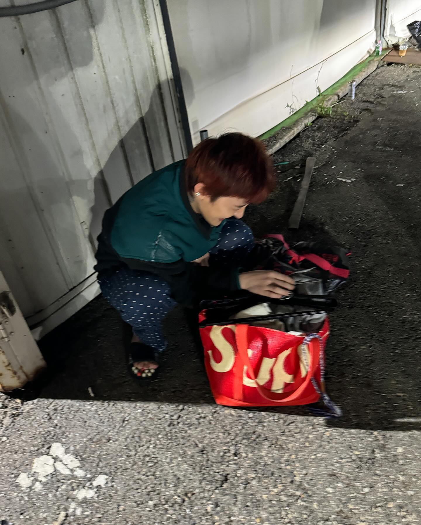 這也能帶貨？GD 穿著「指壓拖鞋」引爆話題，不只被瘋搶還被炒到原價 17 倍！
