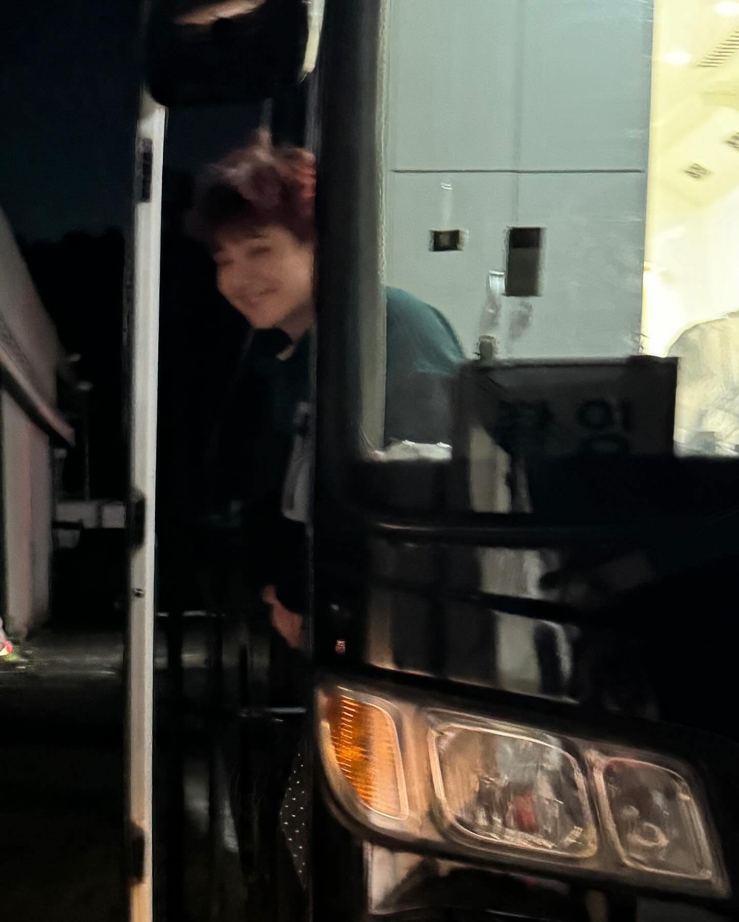 這也能帶貨？GD 穿著「指壓拖鞋」引爆話題，不只被瘋搶還被炒到原價 17 倍！