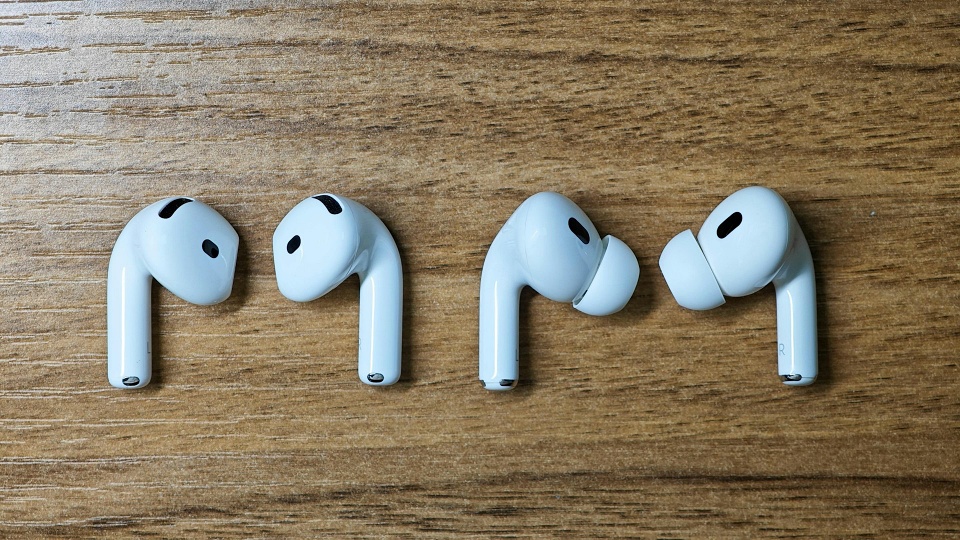 兩代AirPods 比較：左起AirPods 4 、AirPods Pro 2