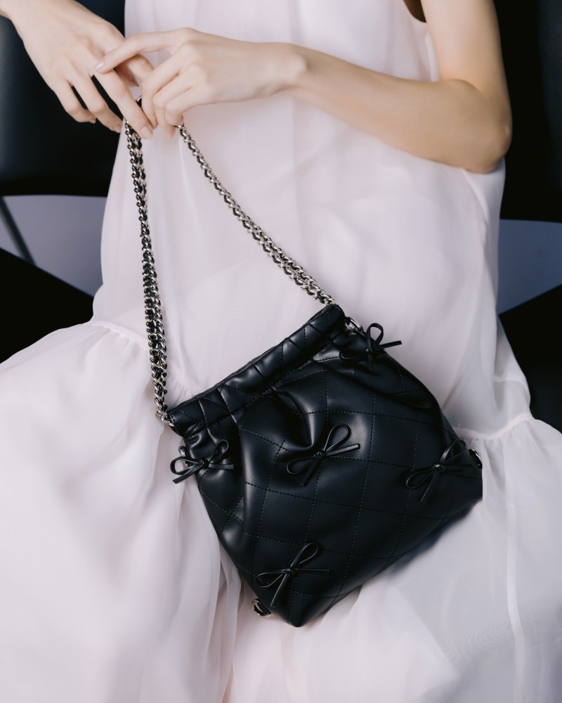 甜美、酷帥風格一次「拿捏」！CHARLES & KEITH 冬日限定系列讓你輕鬆掌握 Y3K Style！
