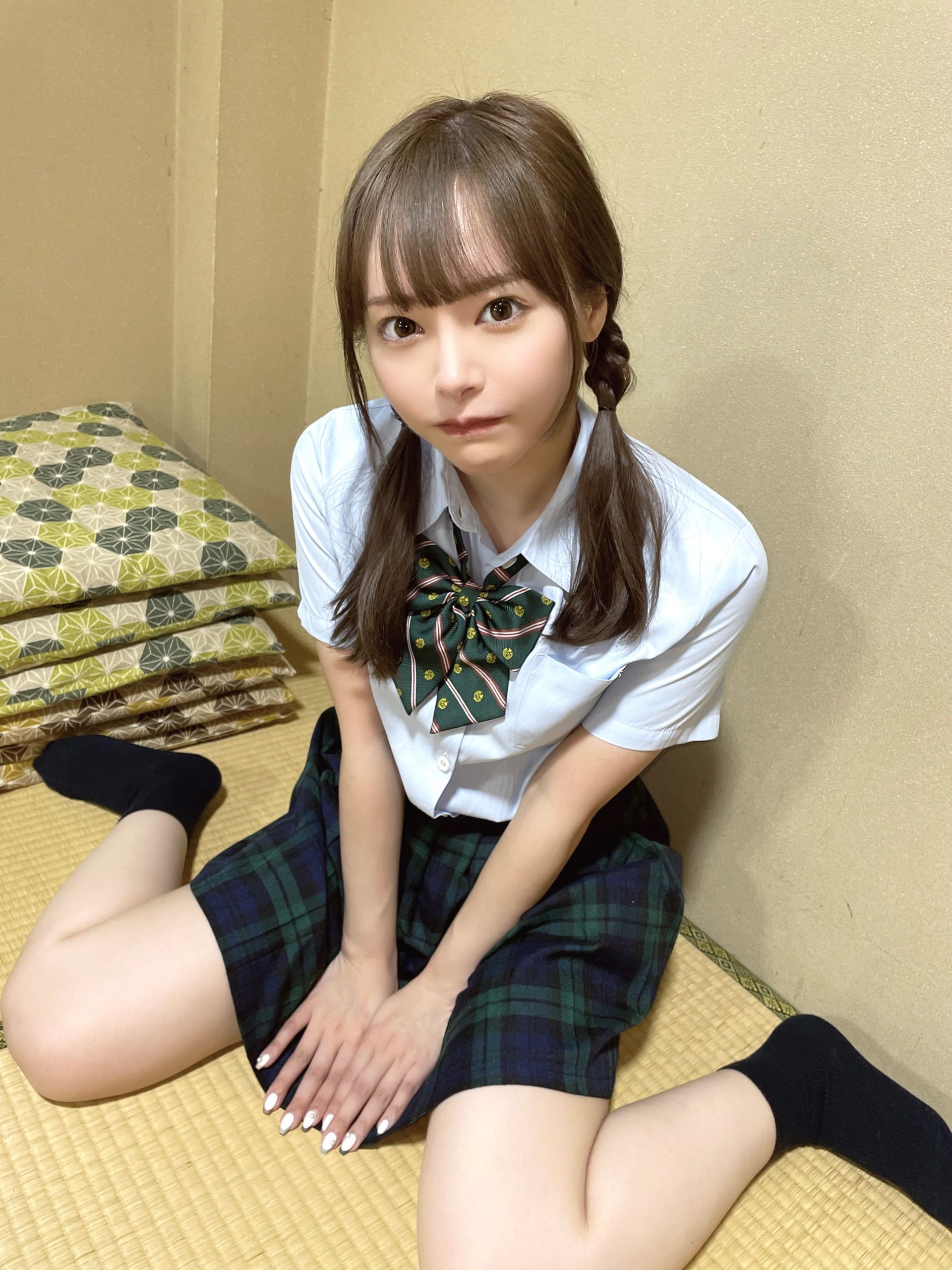 網讚：太羨慕他們！小倉由菜  驚喜現身泰國大學，吸引群眾合照卻疑惑問道「她是誰？」