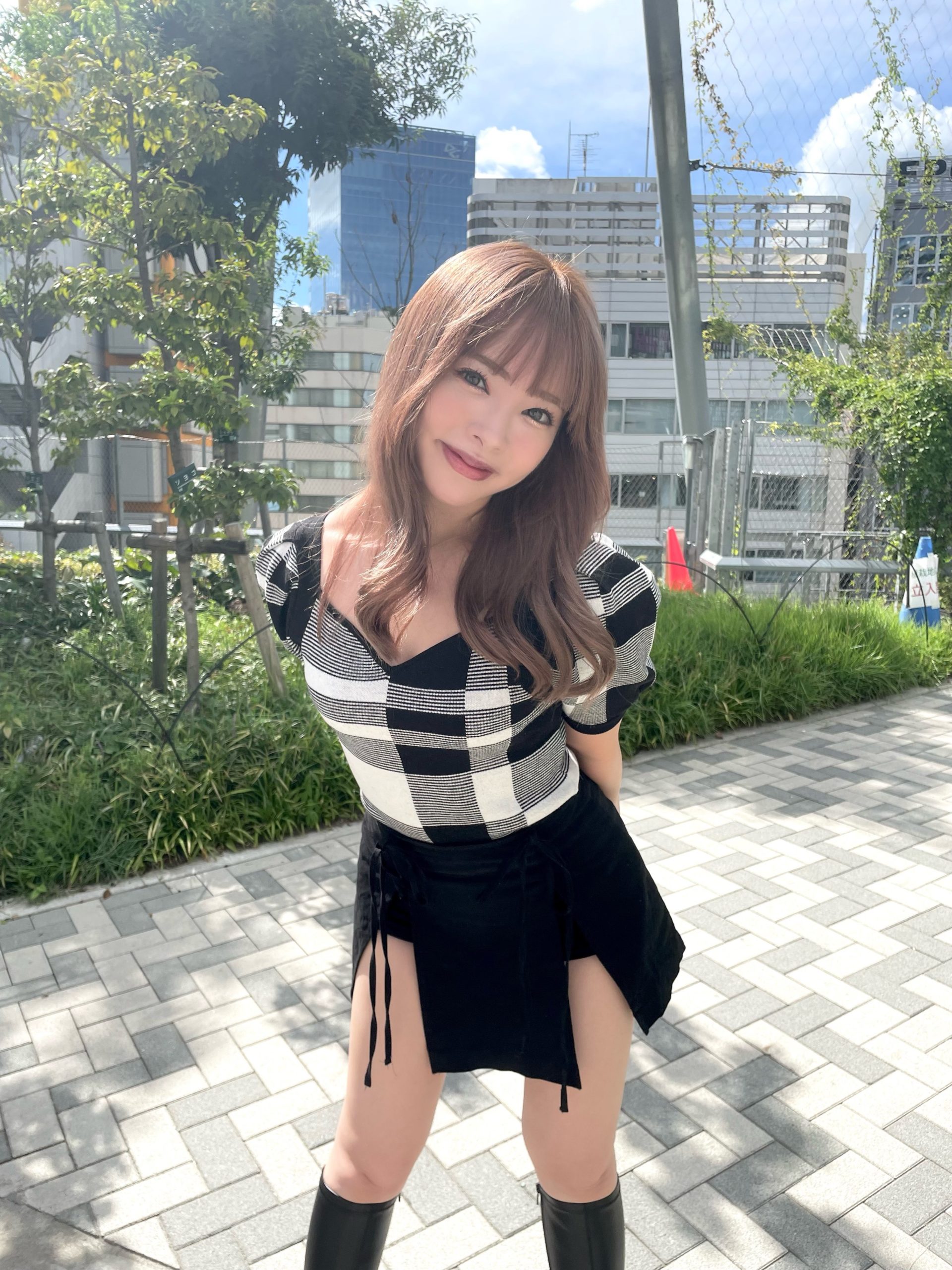 網讚：太羨慕他們！小倉由菜  驚喜現身泰國大學，吸引群眾合照卻疑惑問道「她是誰？」