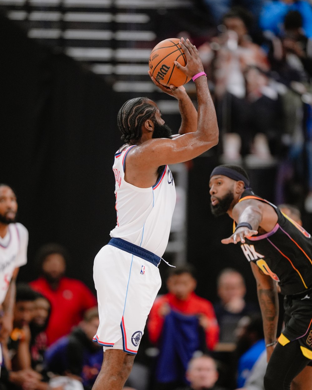 20 秒內四度差點把球抄走！James Harden 一人守下馬刺進攻，球迷驚訝連防守都長出來了？