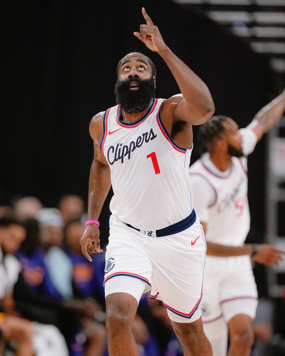 20 秒內四度差點把球抄走！James Harden 一人守下馬刺進攻，球迷驚訝連防守都長出來了？