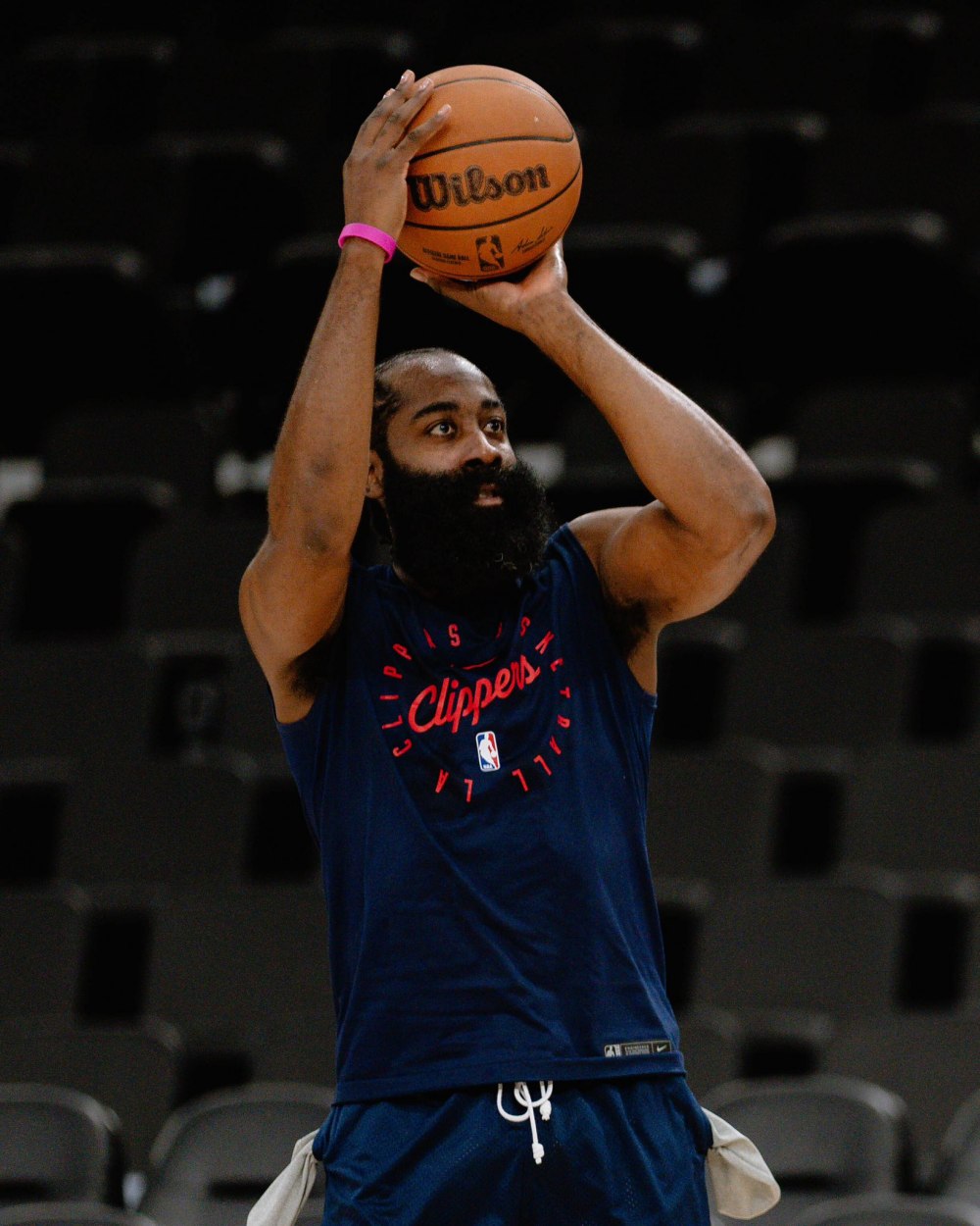 20 秒內四度差點把球抄走！James Harden 一人守下馬刺進攻，球迷驚訝連防守都長出來了？