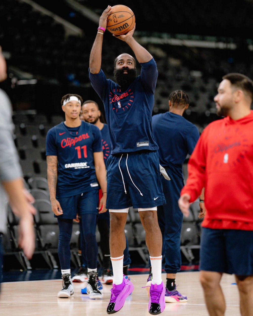 20 秒內四度差點把球抄走！James Harden 一人守下馬刺進攻，球迷驚訝連防守都長出來了？