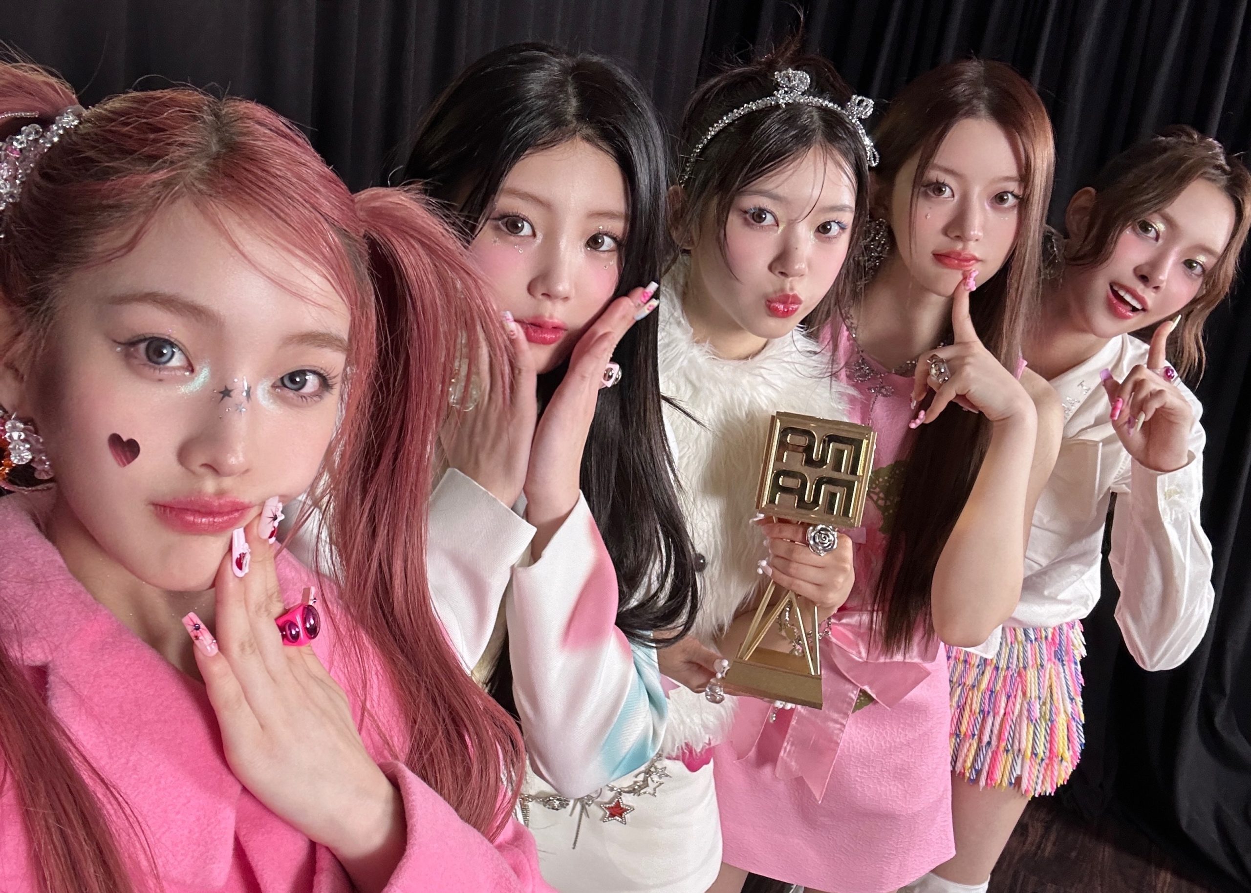 ILLIT 奪下 MAMA 女子新人獎！YUNAH 哽咽向成員喊話「真的辛苦了」
