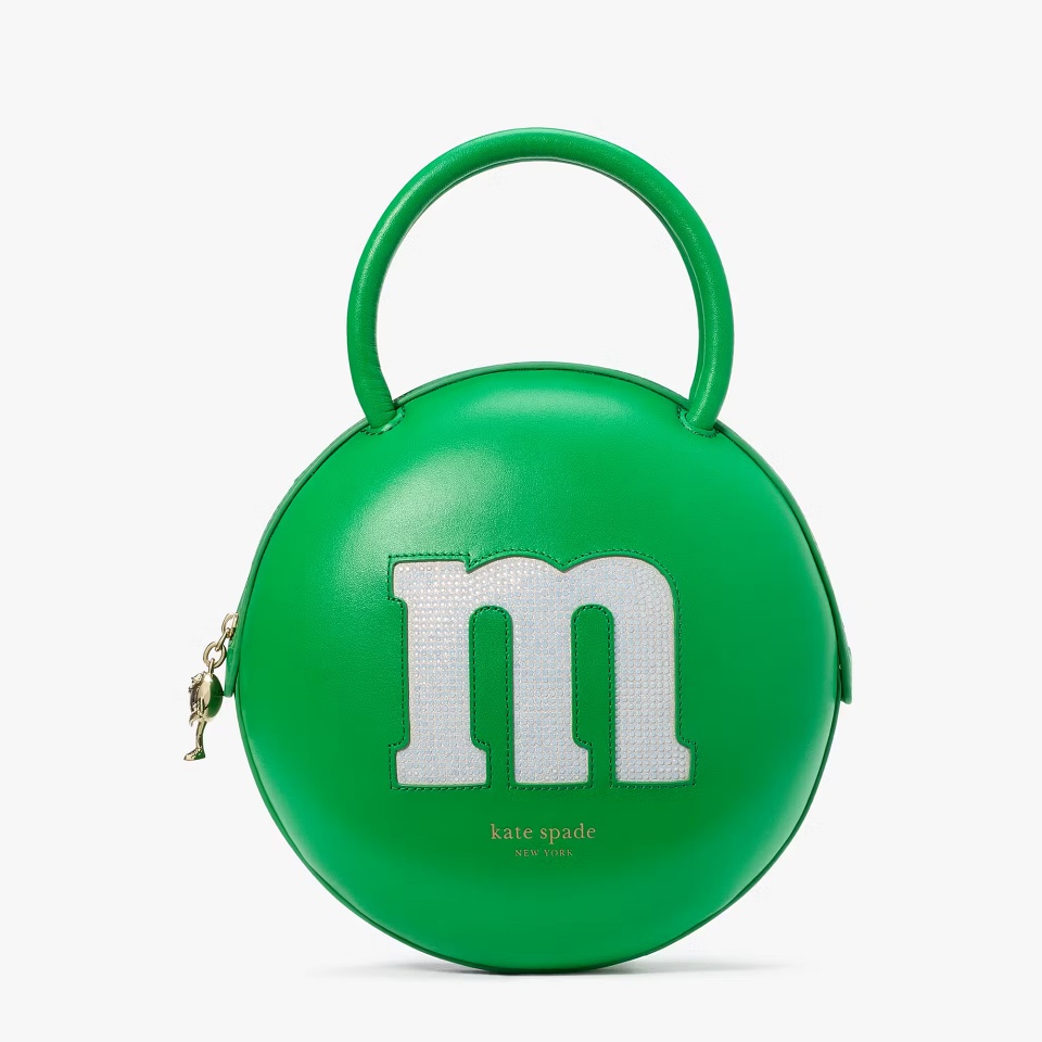 真的不會融化了！M&M’s x Kate Spade 聯名系列為穿搭增添一點甜！M&M’s 巧克力豆斜挎包可愛慘了