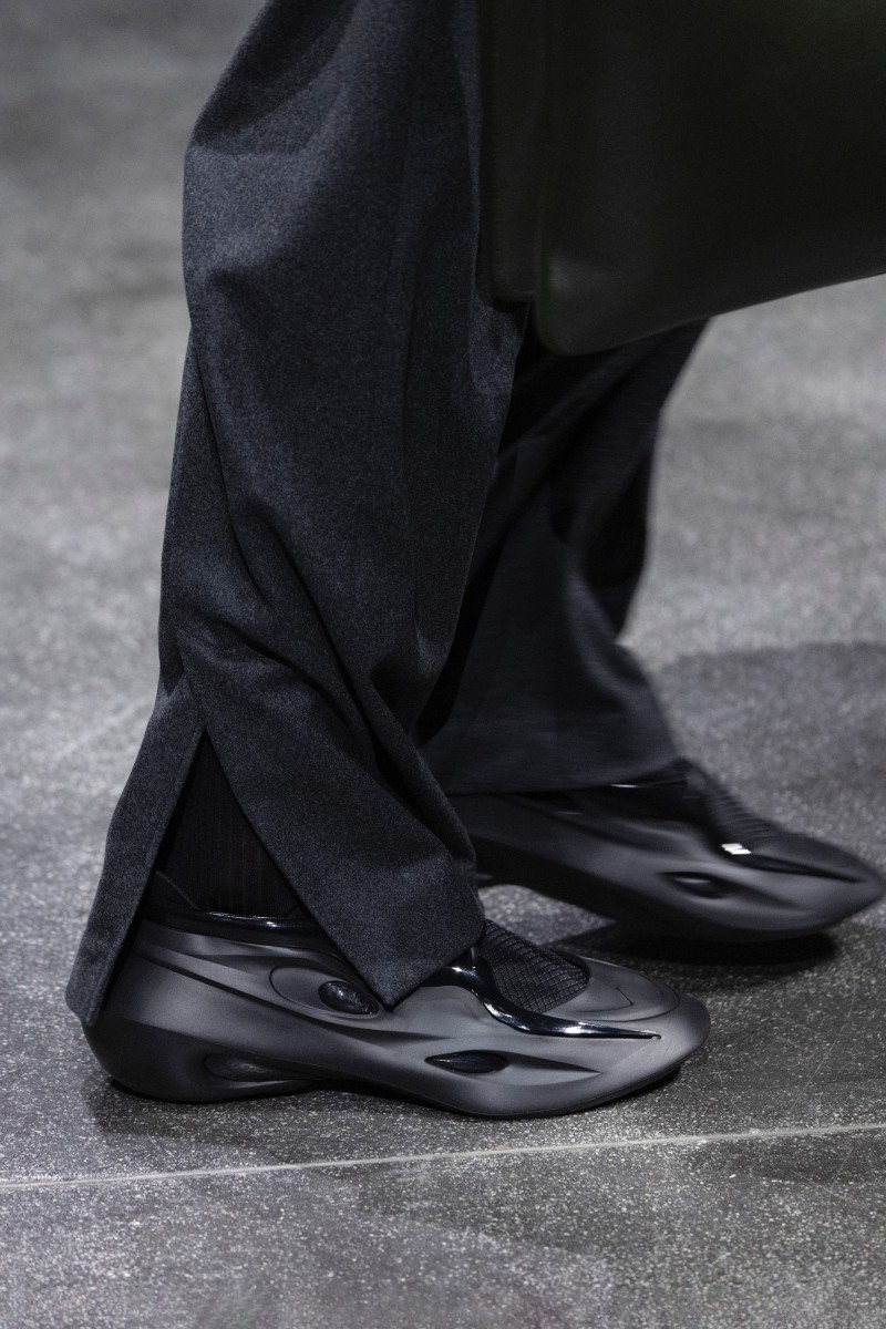 穿了可以跟 Rain ㄧ樣帥嗎？FENDI 最新鞋款 MAD 登場，不只好穿又百搭！