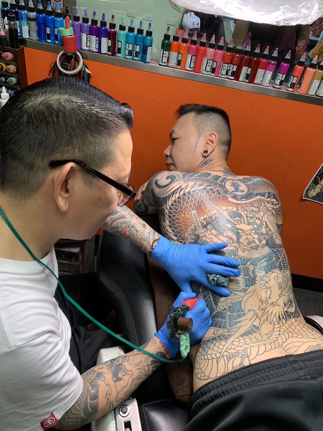 COOL 專訪｜幫林昱珉包手的刺青師我們找到了！刺青師彫育：「拿下世界冠軍，讓傳統刺青可以被看見！」