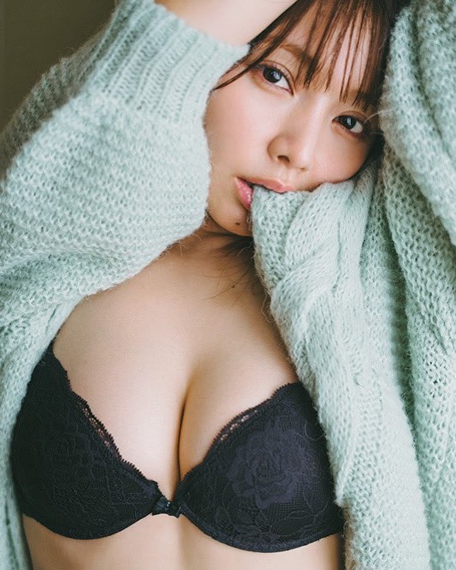 三角地帶令人害羞！日本性感女神「上田操」嫵媚撩人，網笑：「跟我到田裡訓練」！