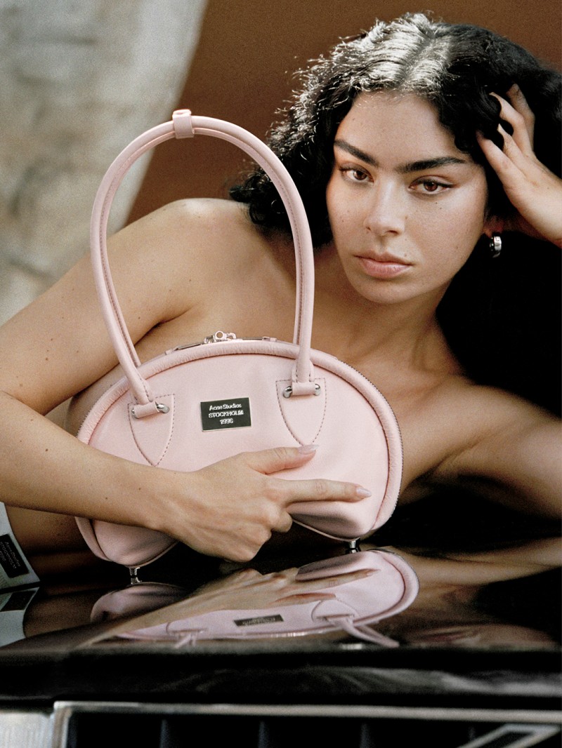 她那麼辣！Charli XCX 拍攝 Acne Studios 2025 春夏形象大片！