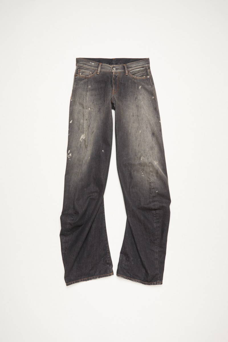 她那麼辣！Charli XCX 拍攝 Acne Studios 2025 春夏形象大片！